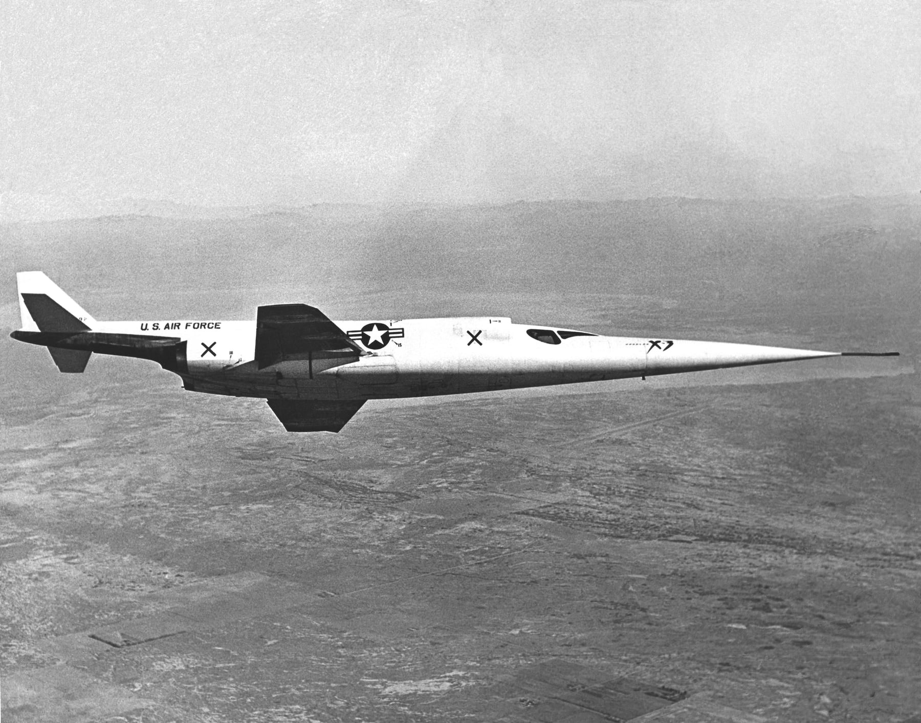 X-3 Stiletto’nun Edwards üzerinde uçuş hâlindeki NACA arşiv fotoğrafı; görüntü 27 Ekim testinin fotoğrafı değildir.